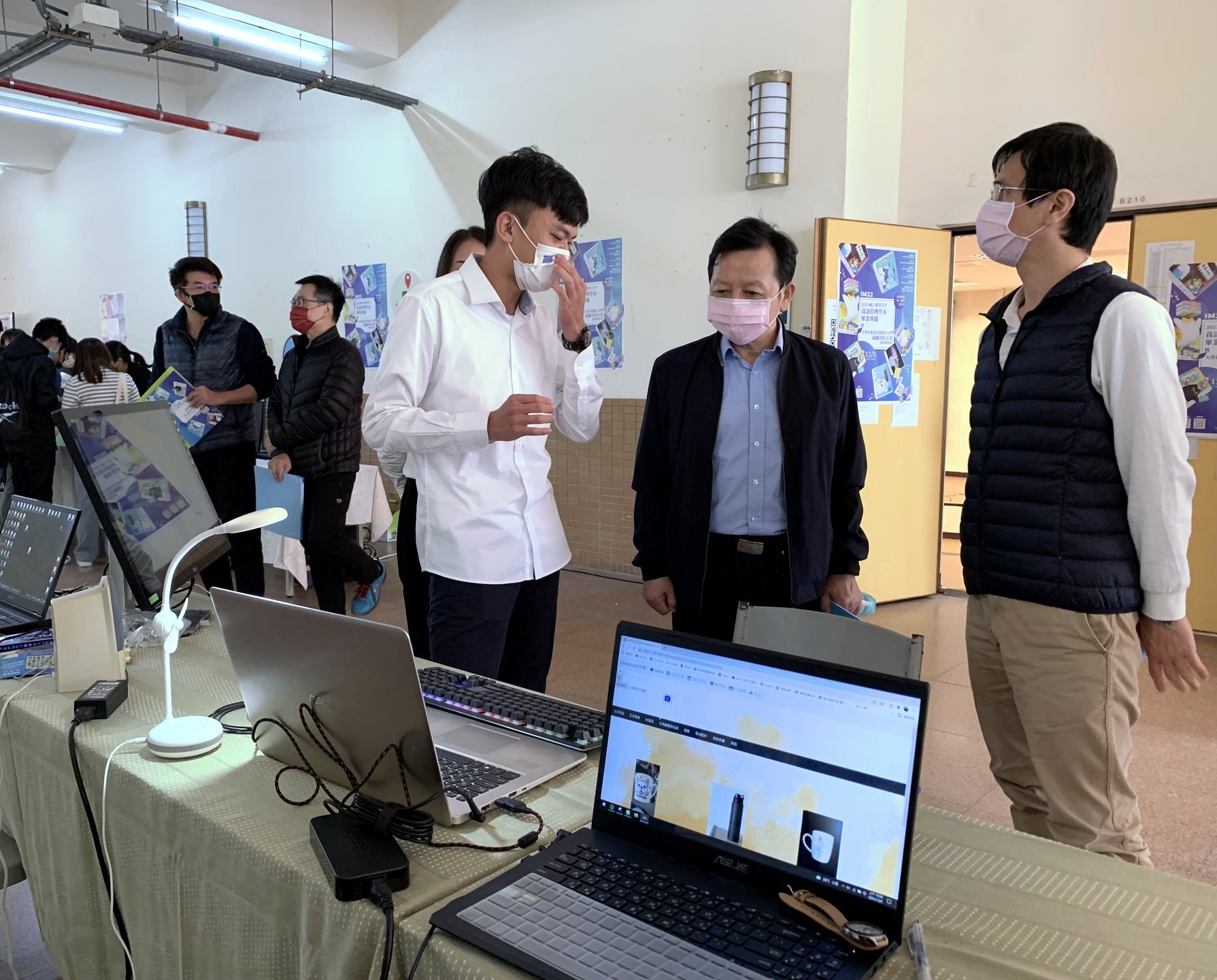 林信鋒副校長實際體驗學生成果