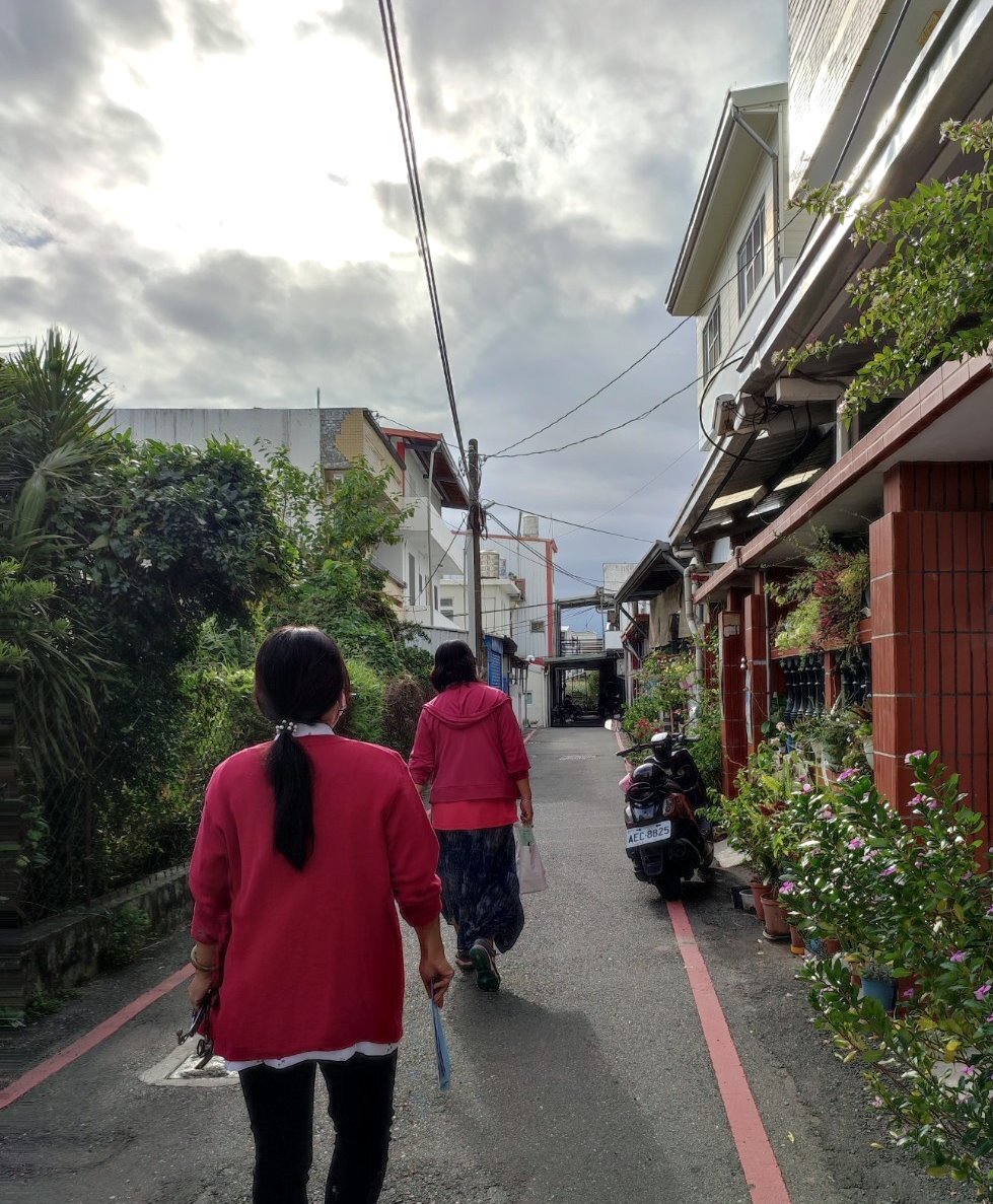 跟著溫暖的背影穿梭於部落與社區間
