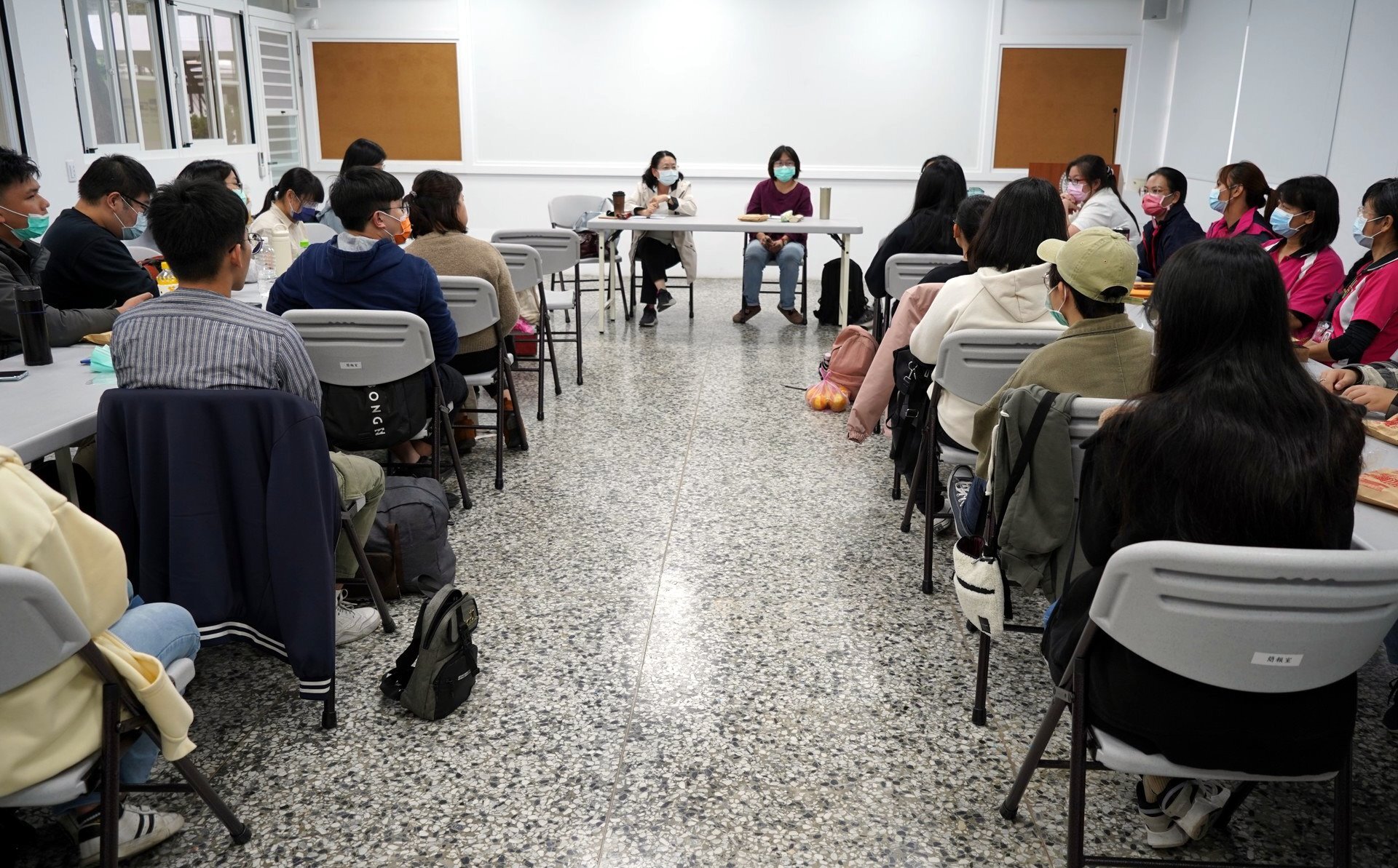 聖母醫院成員與東華大學師生交流