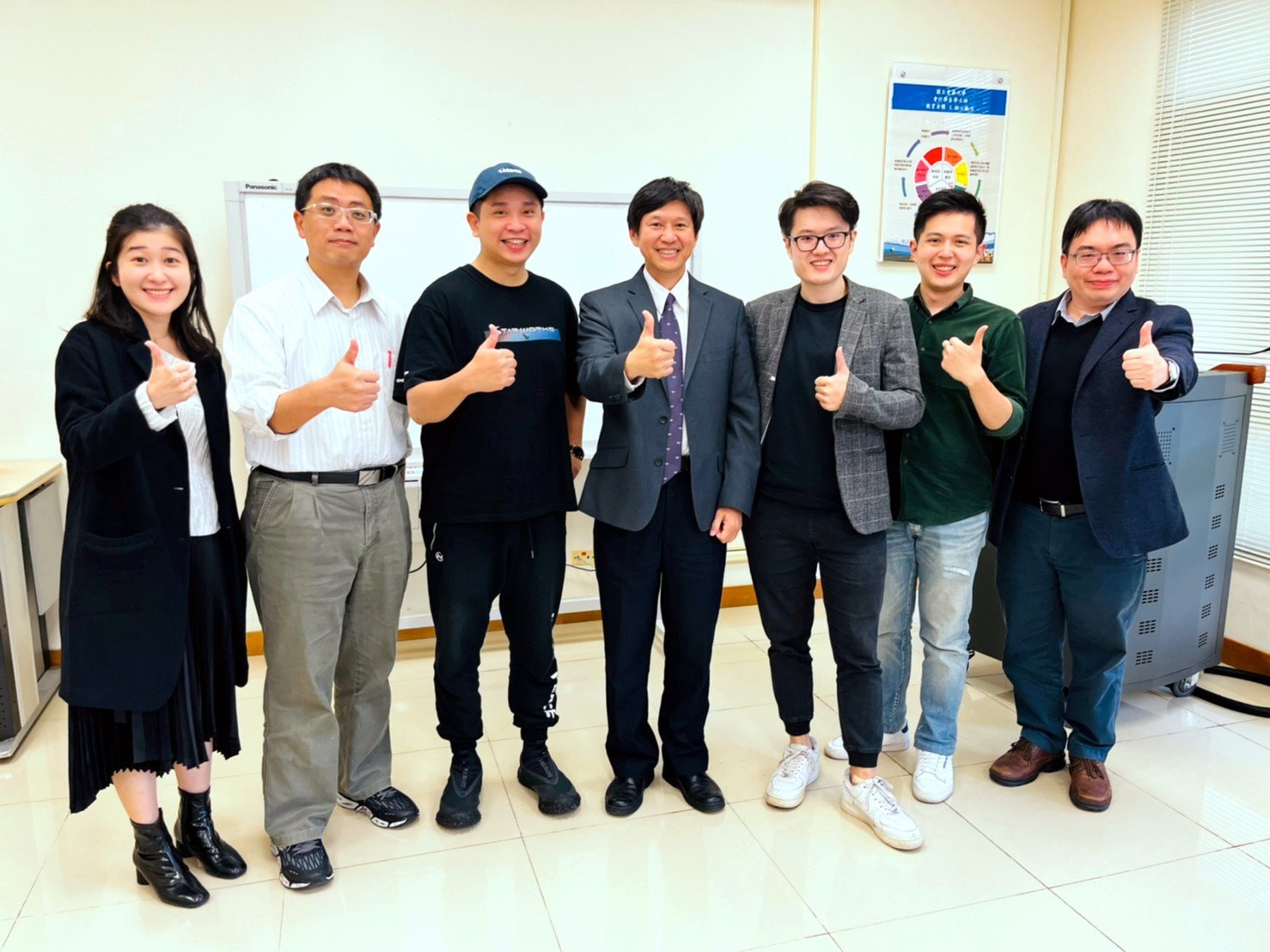 炙星投創團隊與東華大學管理學院許芳銘院長(中)、企業管理學系陳建男主任(左二)及會計學系張益誠主任(右一)合照。