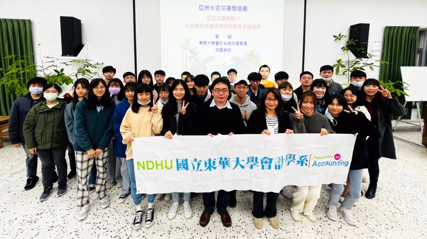 參訪教學活動全體師生合照留影。