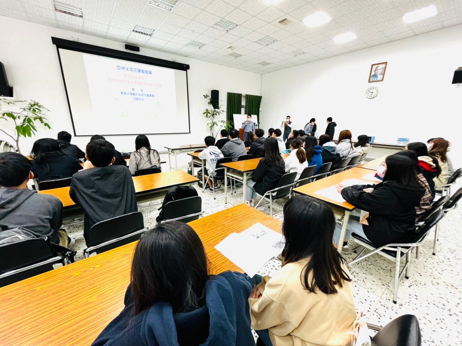 亞洲水泥公司會計主任胡興賢進行企業文化介紹及職缺福利。