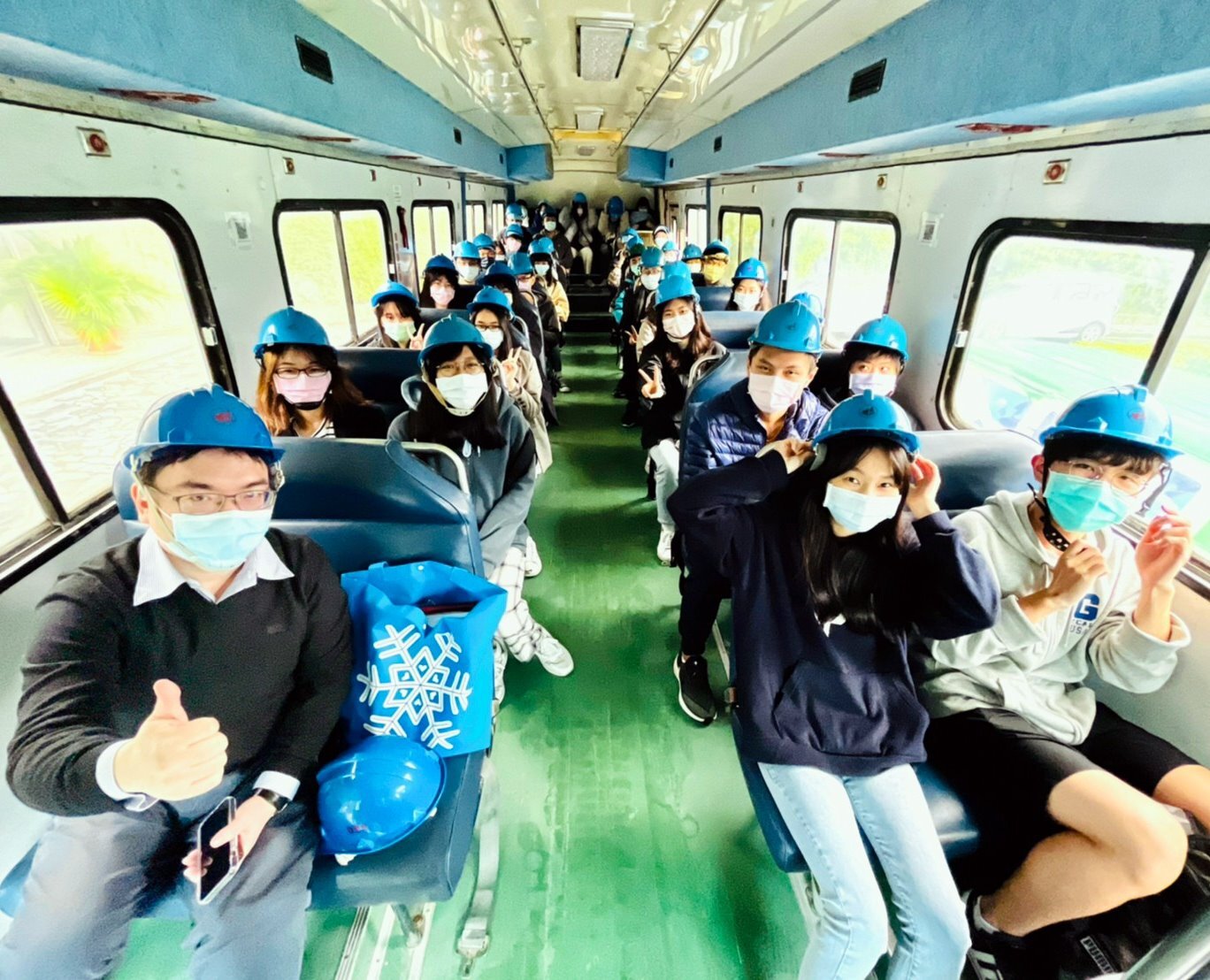 搭乘廠區接送巴士至亞洲水泥採礦廠區及育苗場參觀。