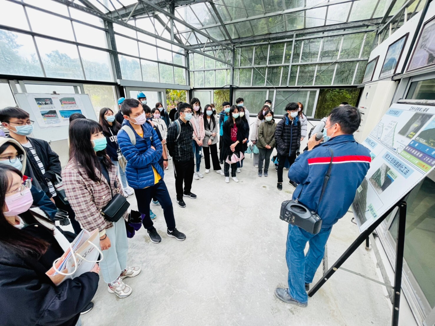 礦區的技術人員進行如何兼顧生態復育的內降階採礦法及育苗系統講解。