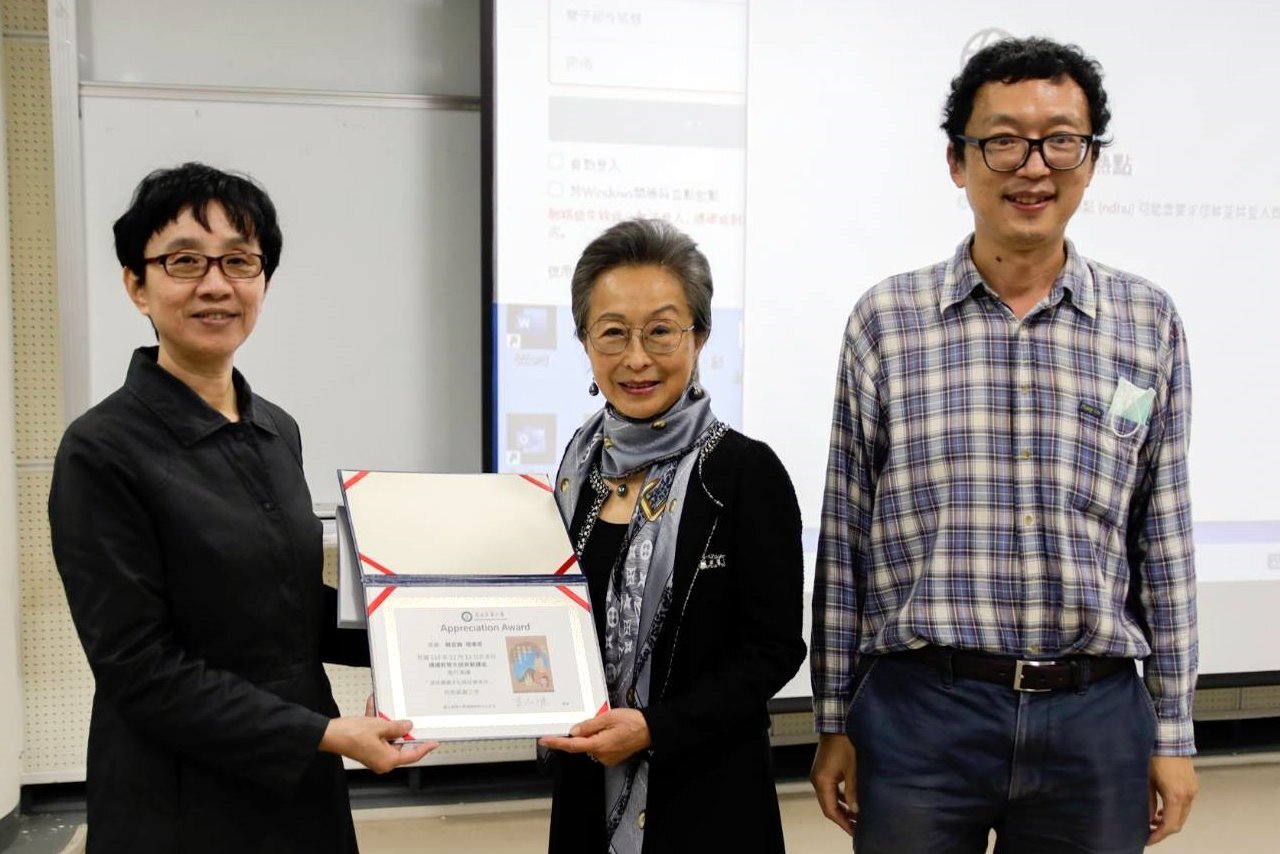 通識中心主任黃琡雅老師、韓宜靜老師與張伯浩老師合影留念(從左至右)。