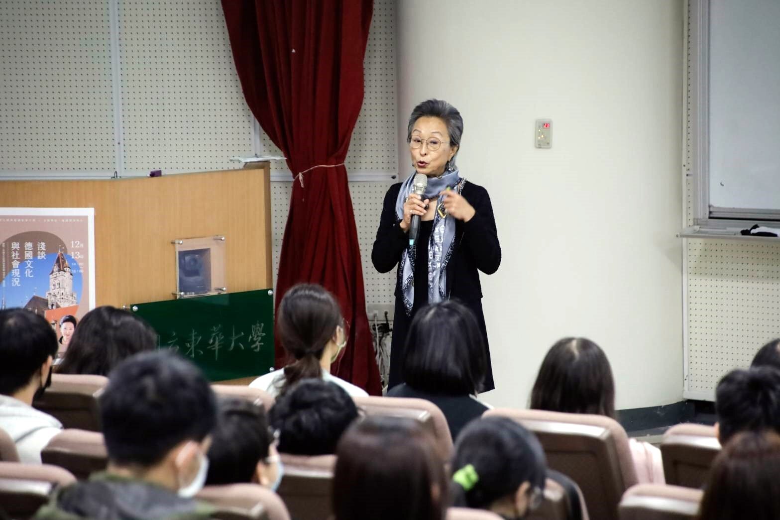 韓宜靜老師結合親身經驗與觀察來談德國文化亮點。