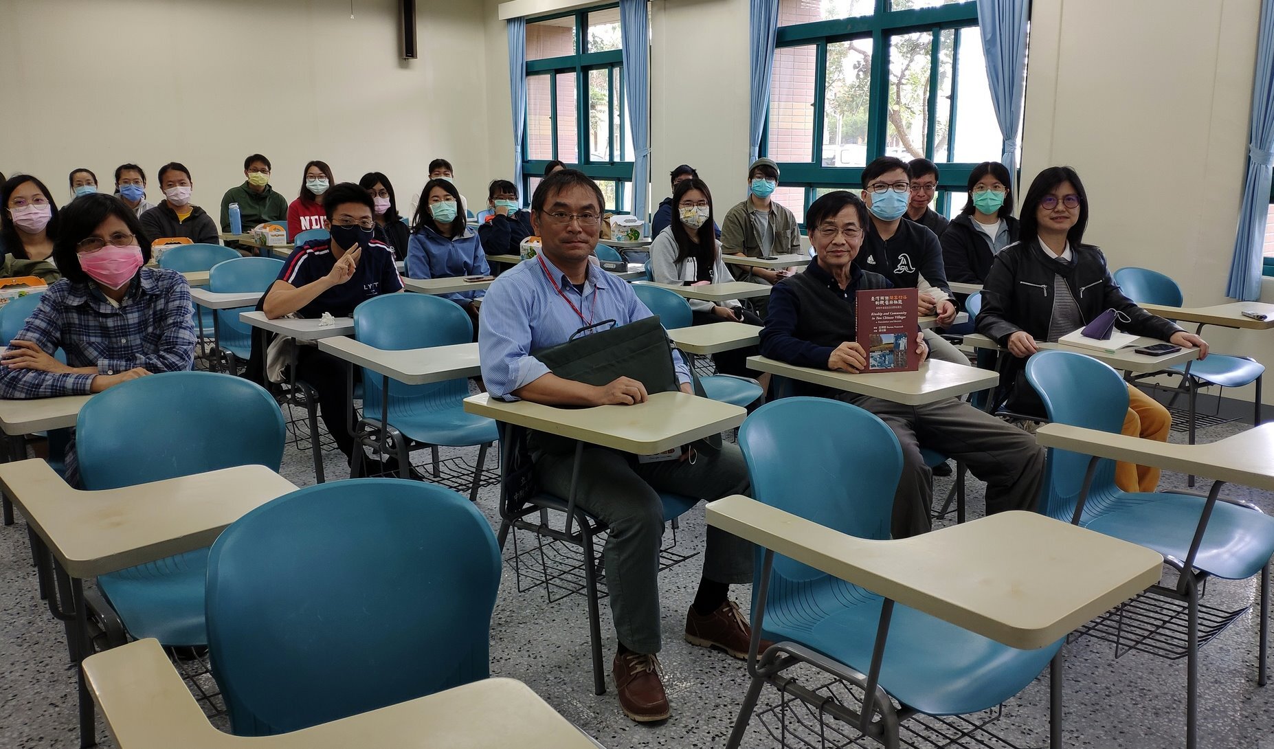 人社院110學年度第1學期新書發表及分享會合照