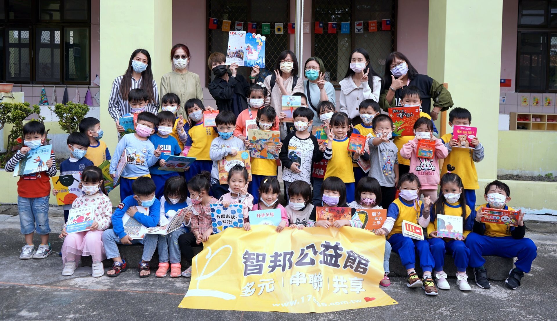 壽豐鄉幼孩子與老師感謝智邦公益館聖誕祝福