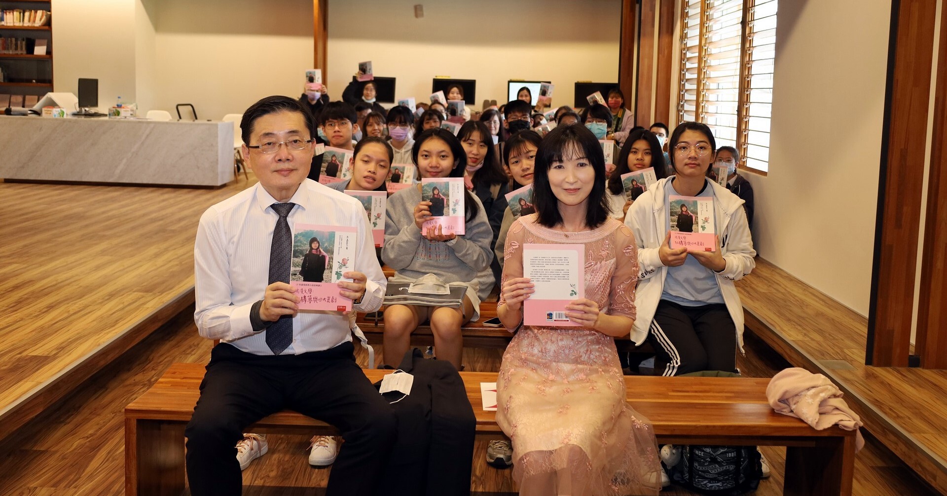 《人社院110學年度新書發表及分享會II》朱嘉雯老師送給與會者新作