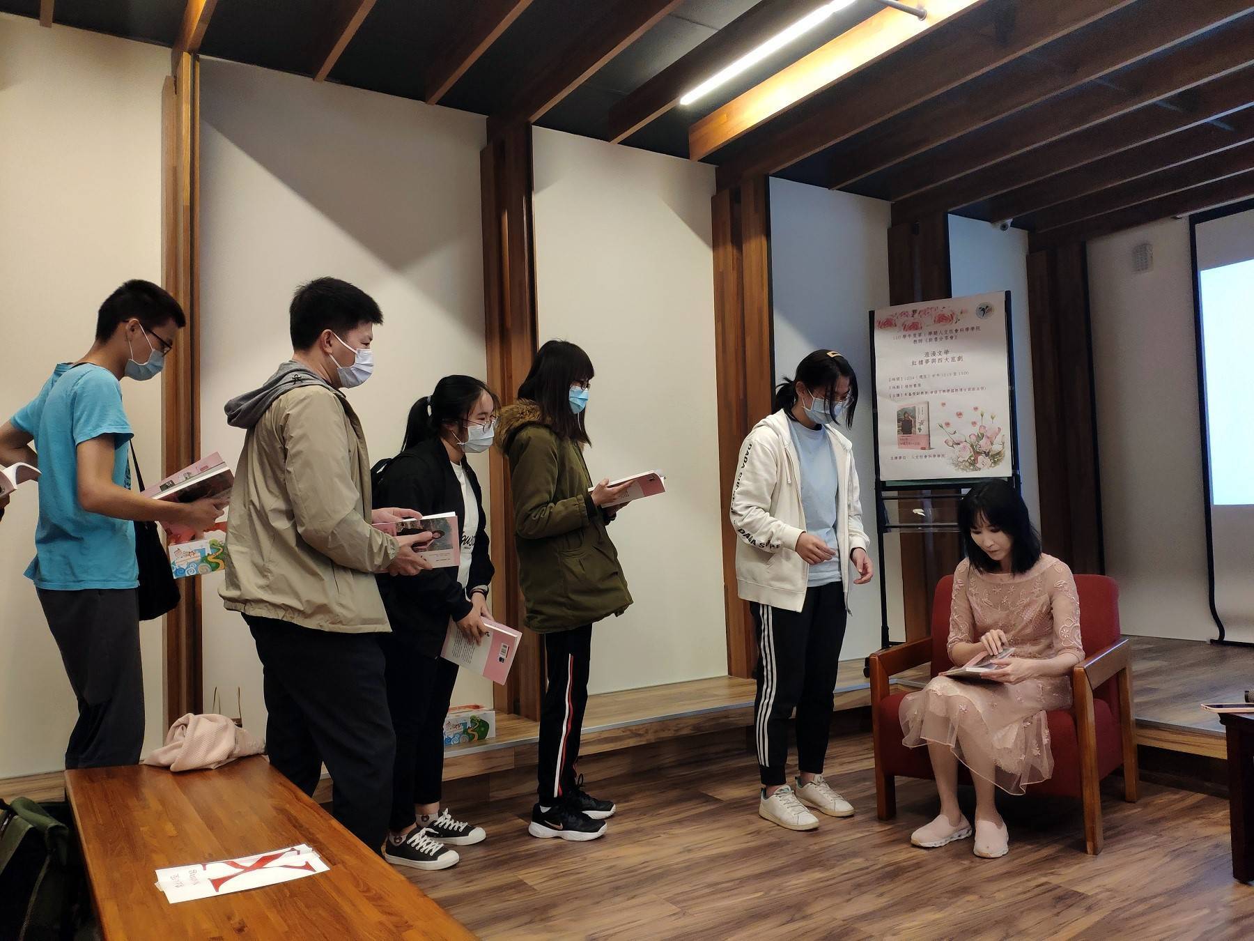 《人社院110學年度新書發表及分享會II》朱嘉雯老師簽書致贈同學