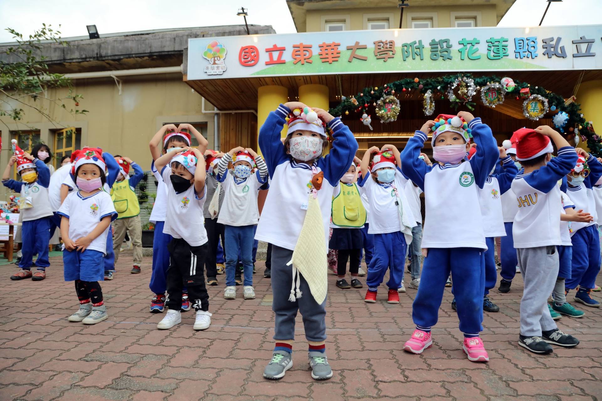 幼生獻上可愛的聖誕舞曲