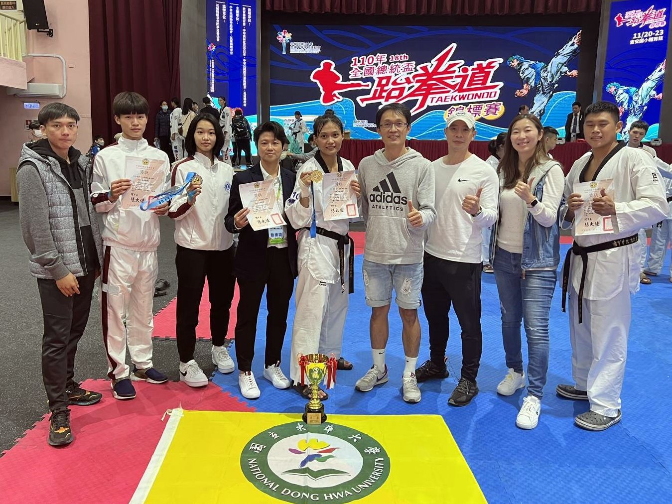 東華大學體育中心楊昌斌主任(右四)與選手們合影