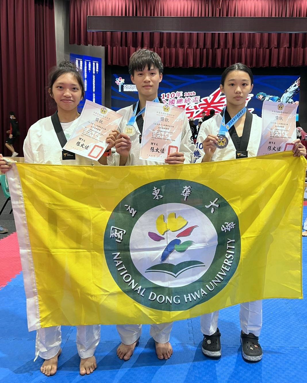 東華大學參賽選手張詠綺(左)、黃文人(中)、陳芷蝶