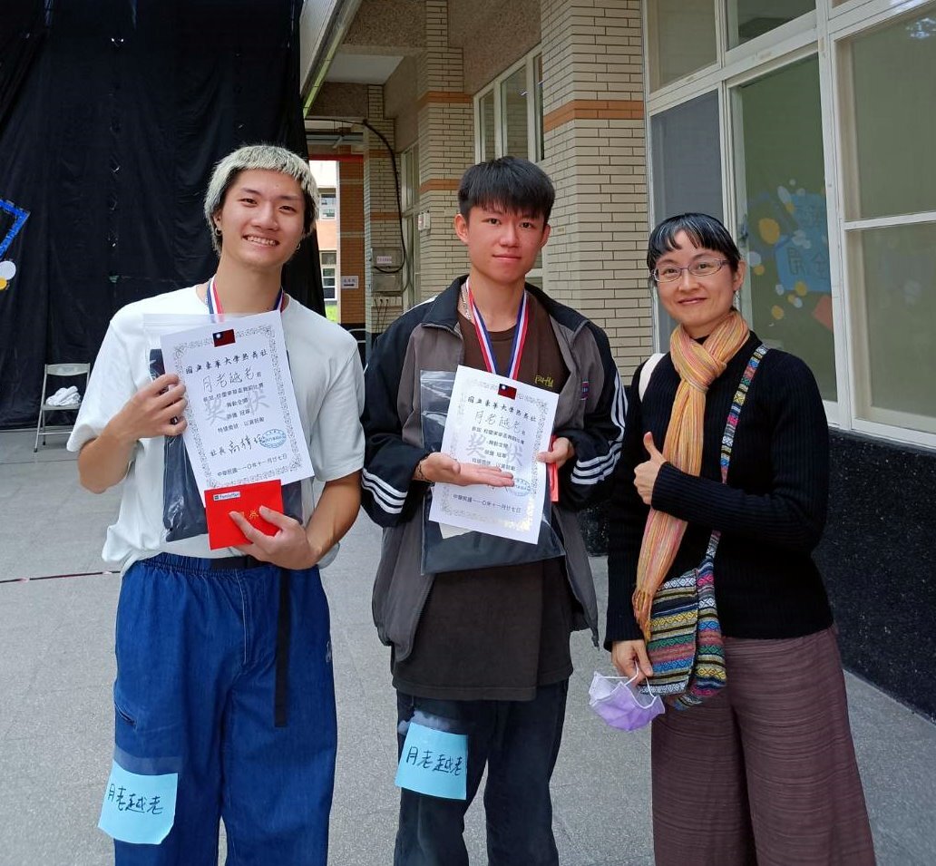 陳怡靜老師(右一)與舞蹈比賽冠軍合影