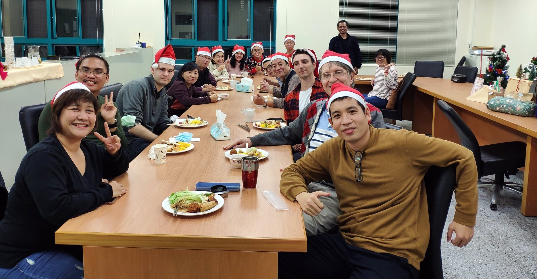 The students and advisors to exchange gifts and have a happy get–together