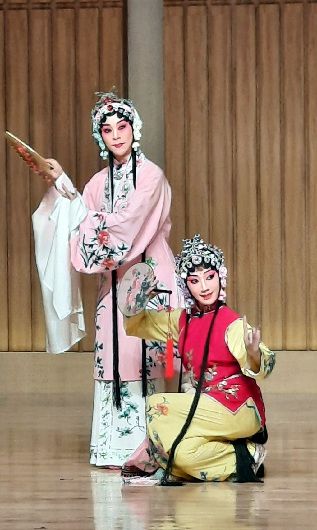 《牡丹亭.遊園》杜麗娘(劉珈后飾)與春香(許立縈飾)