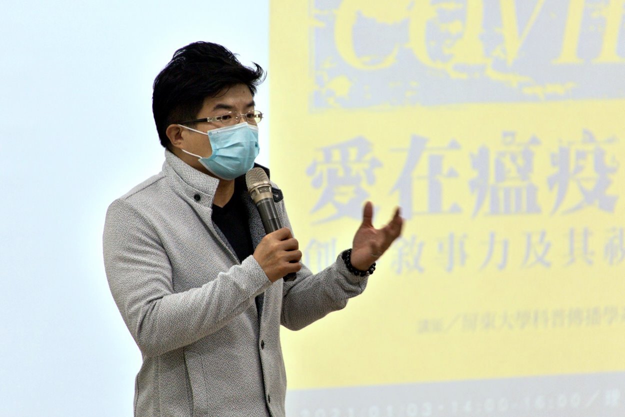 張耀仁教授向同學們說明敘事與傳播之間的密切關聯,並強調傳播的重要性