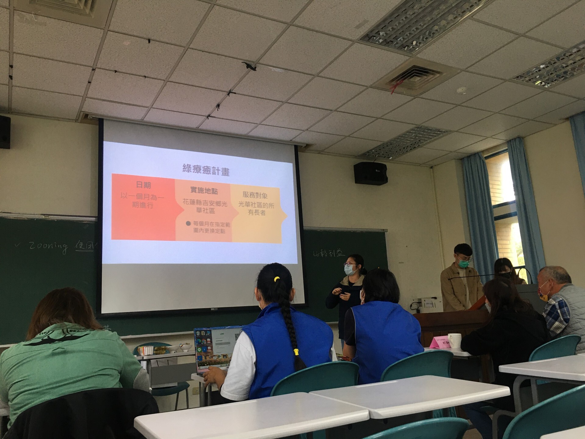 學生在社區評論人前進行綠照顧點子簡報