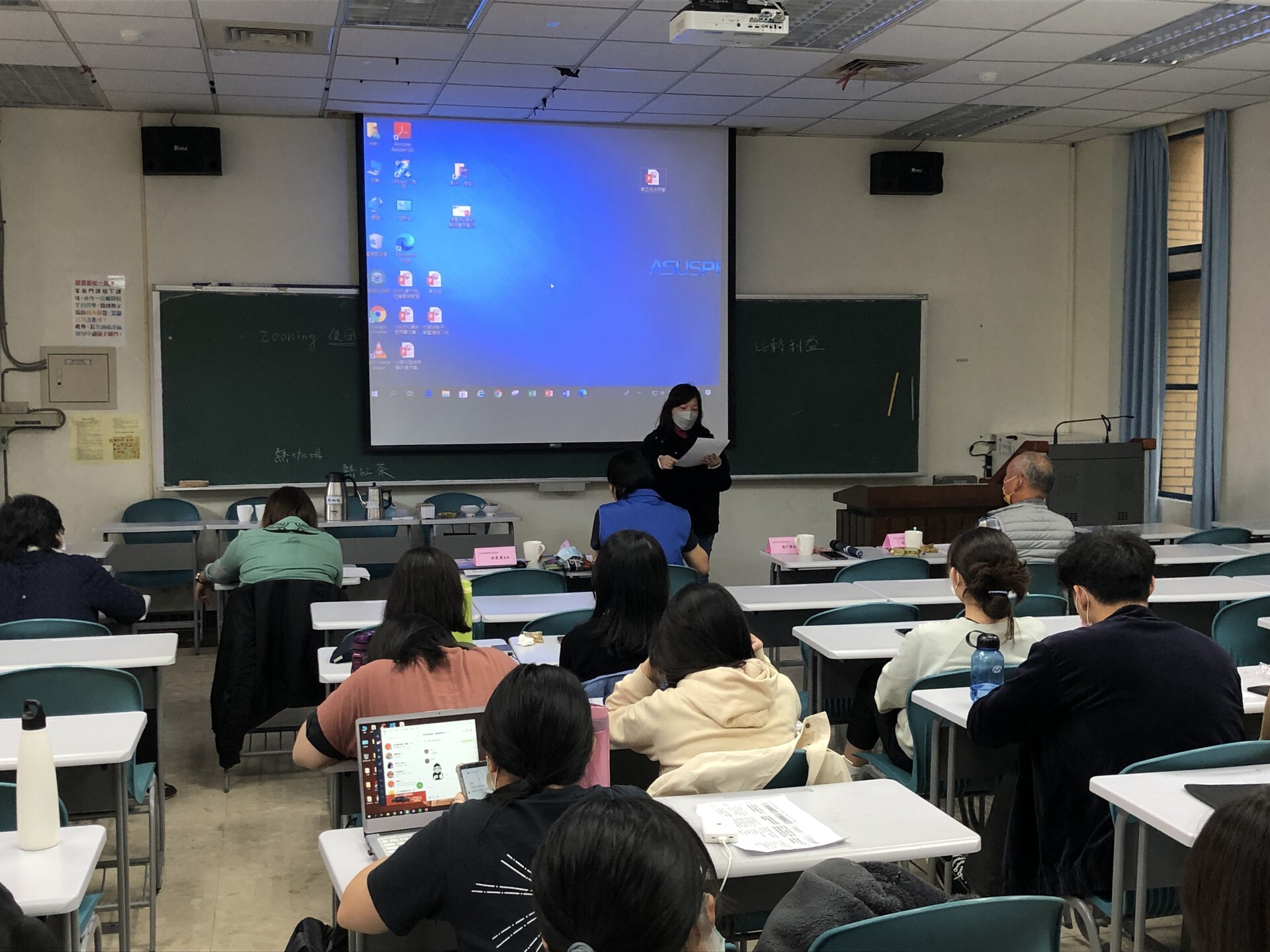 富源社區發展協會總幹事徐灯圓給學生回饋意見