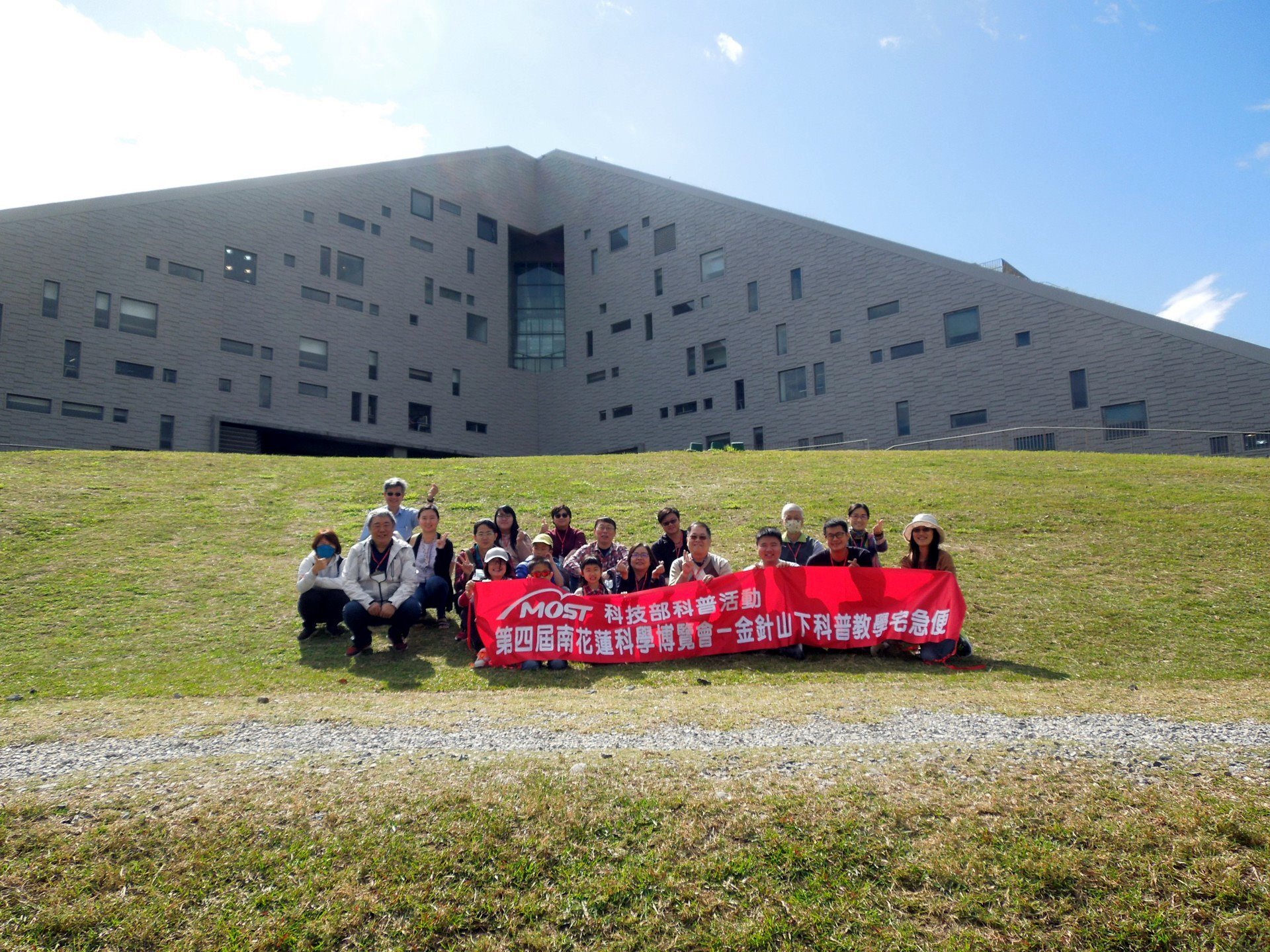 與臺東大學團隊於臺東大學圖書館前合影