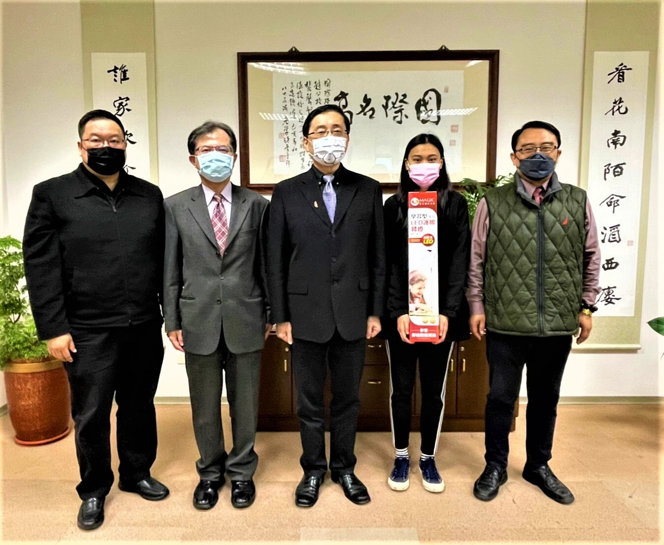 趙涵㨗校長、廖慶華主任與陳復主委共同參與護眼檯燈的頒贈典禮