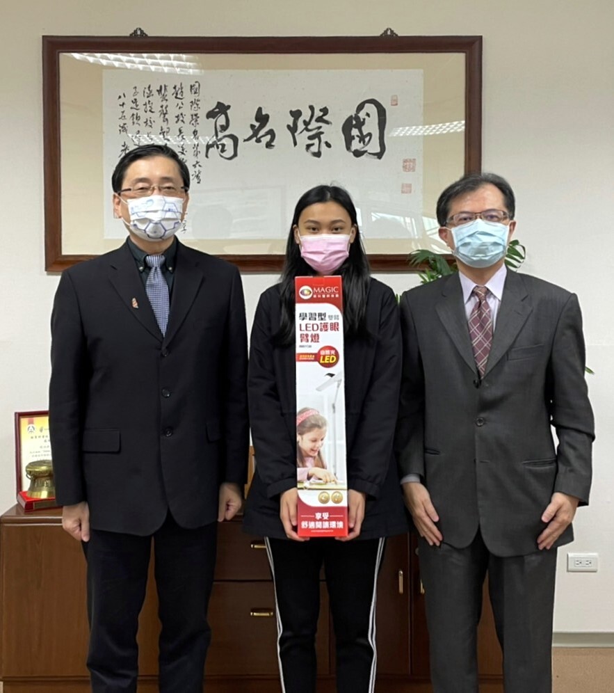 趙涵㨗校長見證陳永裕老師相贈護眼檯燈給陳姵葳同學