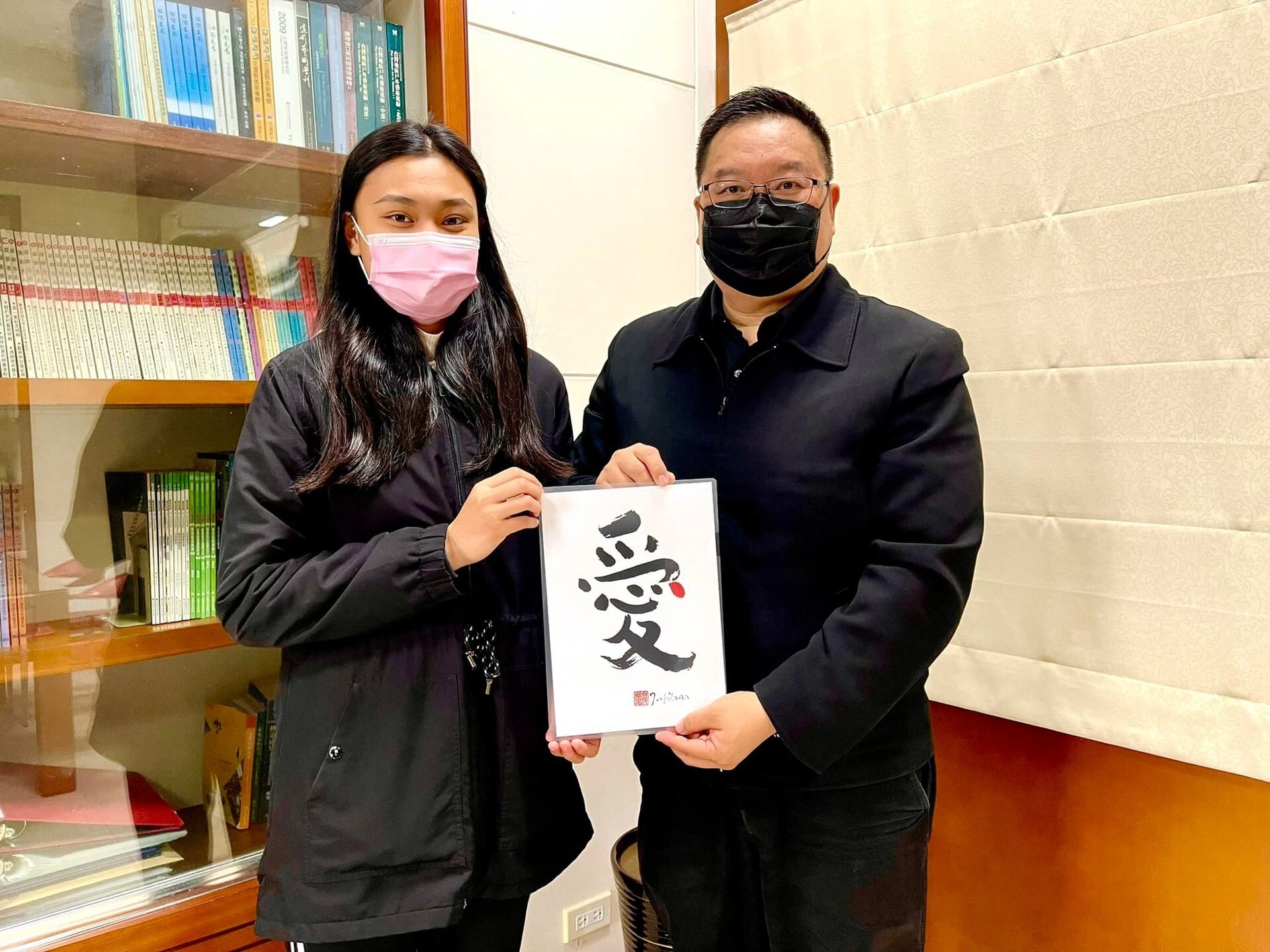 廖慶華主任相贈「讓愛多一點」的書法給陳姵葳同學