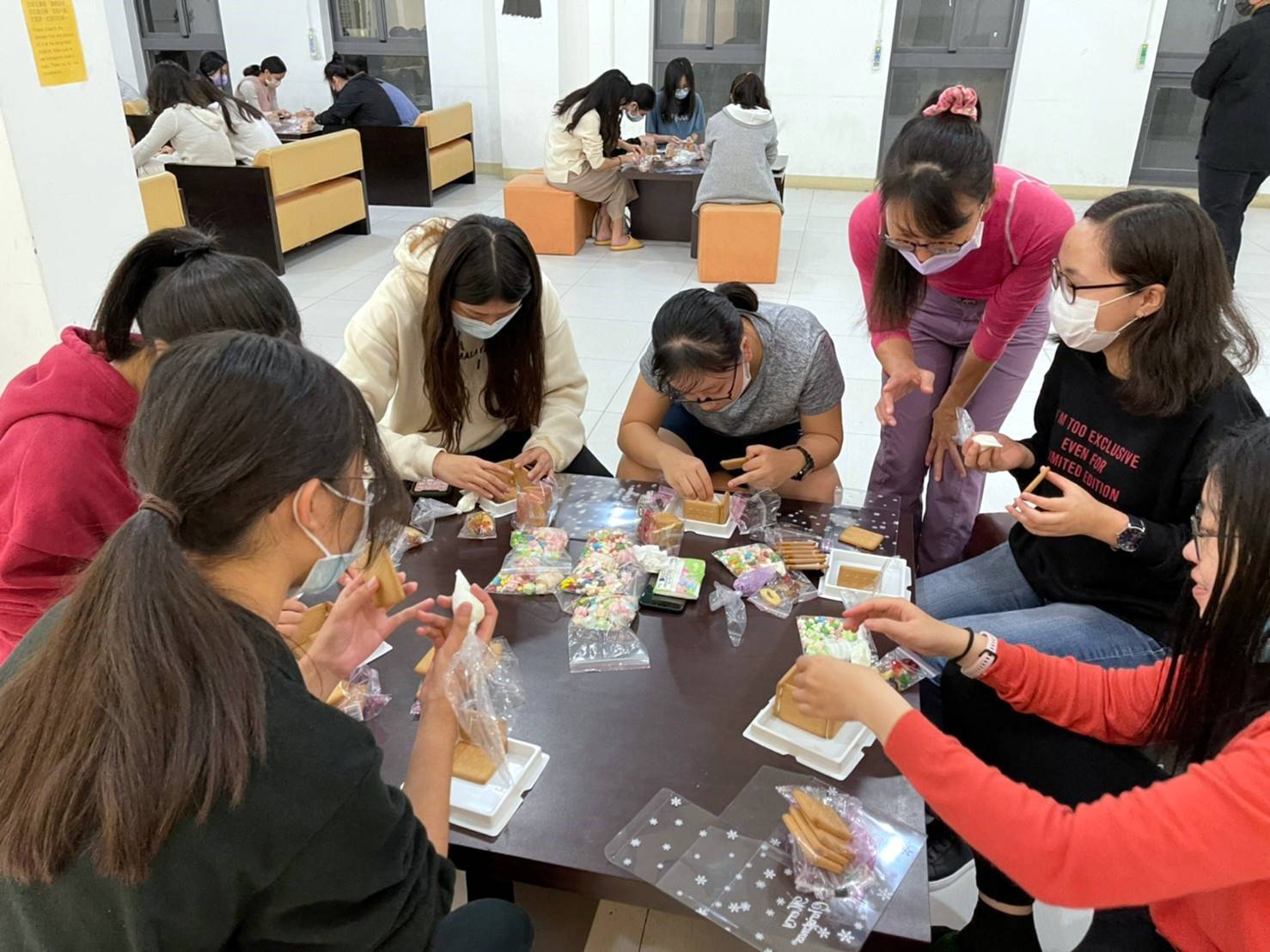 東華大學「傳情手工薑餅屋」活動,創意廚房社張嘉珍老師表示,為讓自己吃更多,所以努力動更多,鼓勵同學多動身體健康,才能享受美好生活!