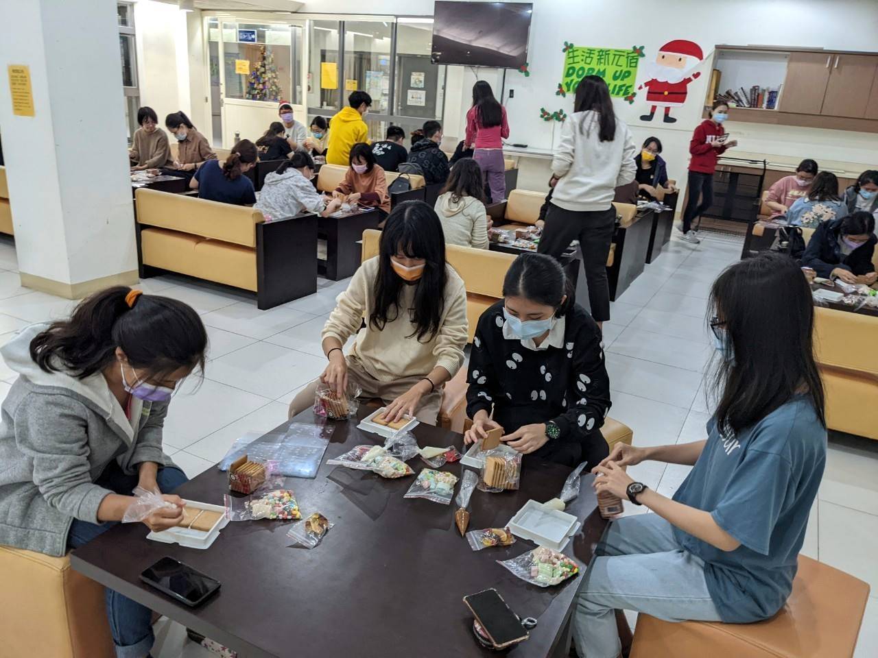 東華大學學生宿舍「生活新元宿」辦理「傳情手工薑餅屋」活動現場。