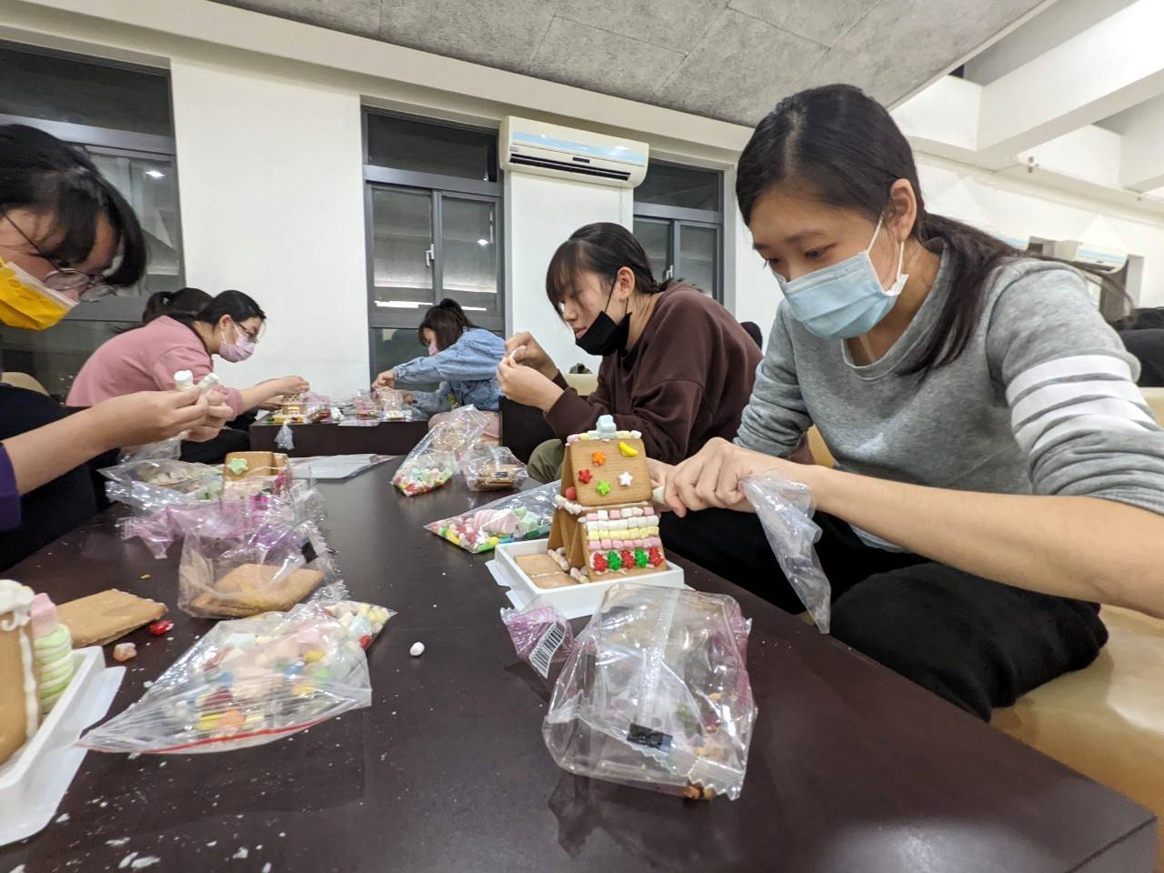 「傳情手工薑餅屋」活動,同學發揮獨特創意特製個人專屬限定傳情小禮。