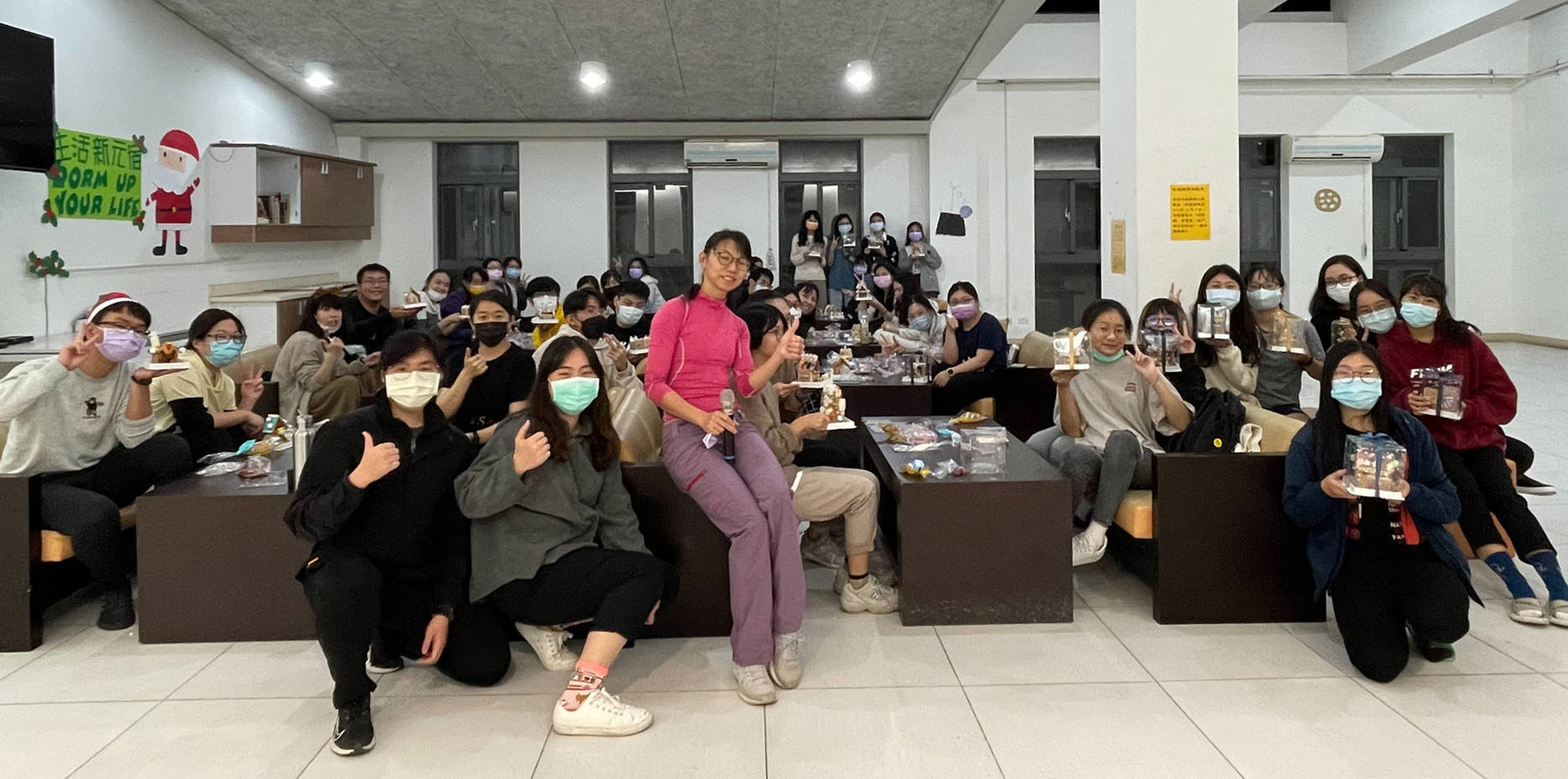 東華大學學生宿舍參與「傳情手工薑餅屋」活動,創意廚房社張嘉珍指導老師與同學大合照。