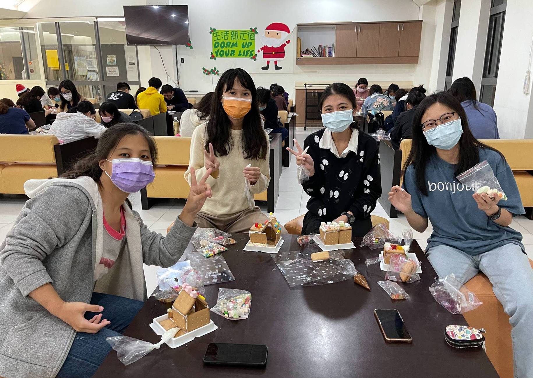 東華大學學生宿舍「傳情手工薑餅屋」活動,同學開心展示成果。