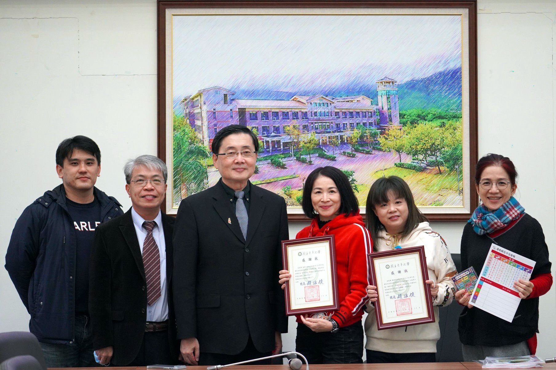 東華大學趙涵㨗校長、花師教育學院潘文福院長、教潛系林意雪老師、教行系吳新傑老師,與駐地教育家溫美玉老師及講師魏瑛娟老師合影