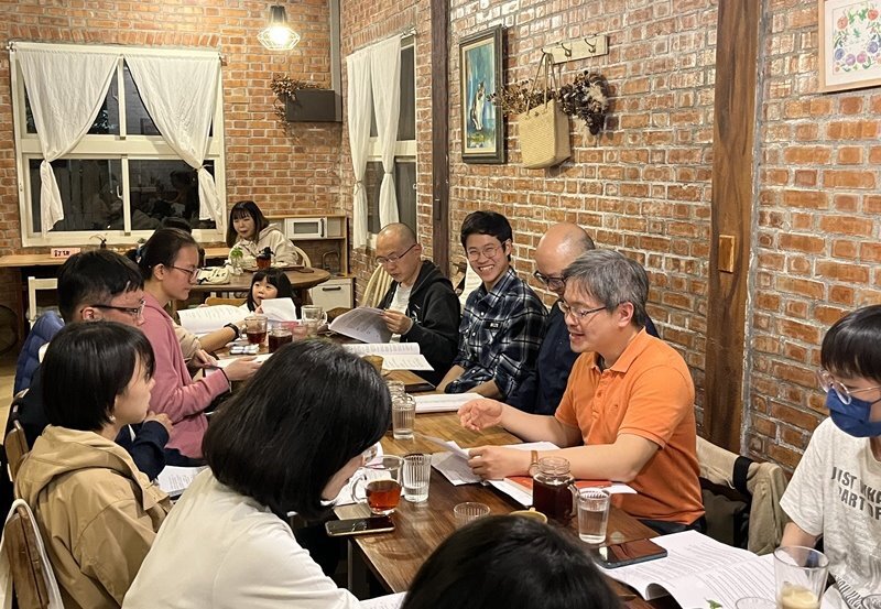 評審團老師於餐敘上介紹詩人哈喬的背景及解釋其詩作中的北美原住民文化元素。