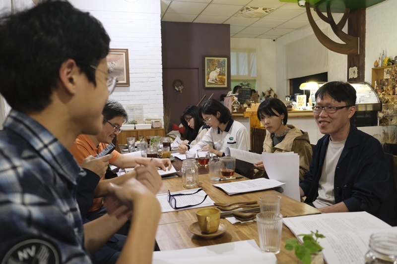 學生向臺灣文學獎金典獎得主東華校友作家陳宗暉提問