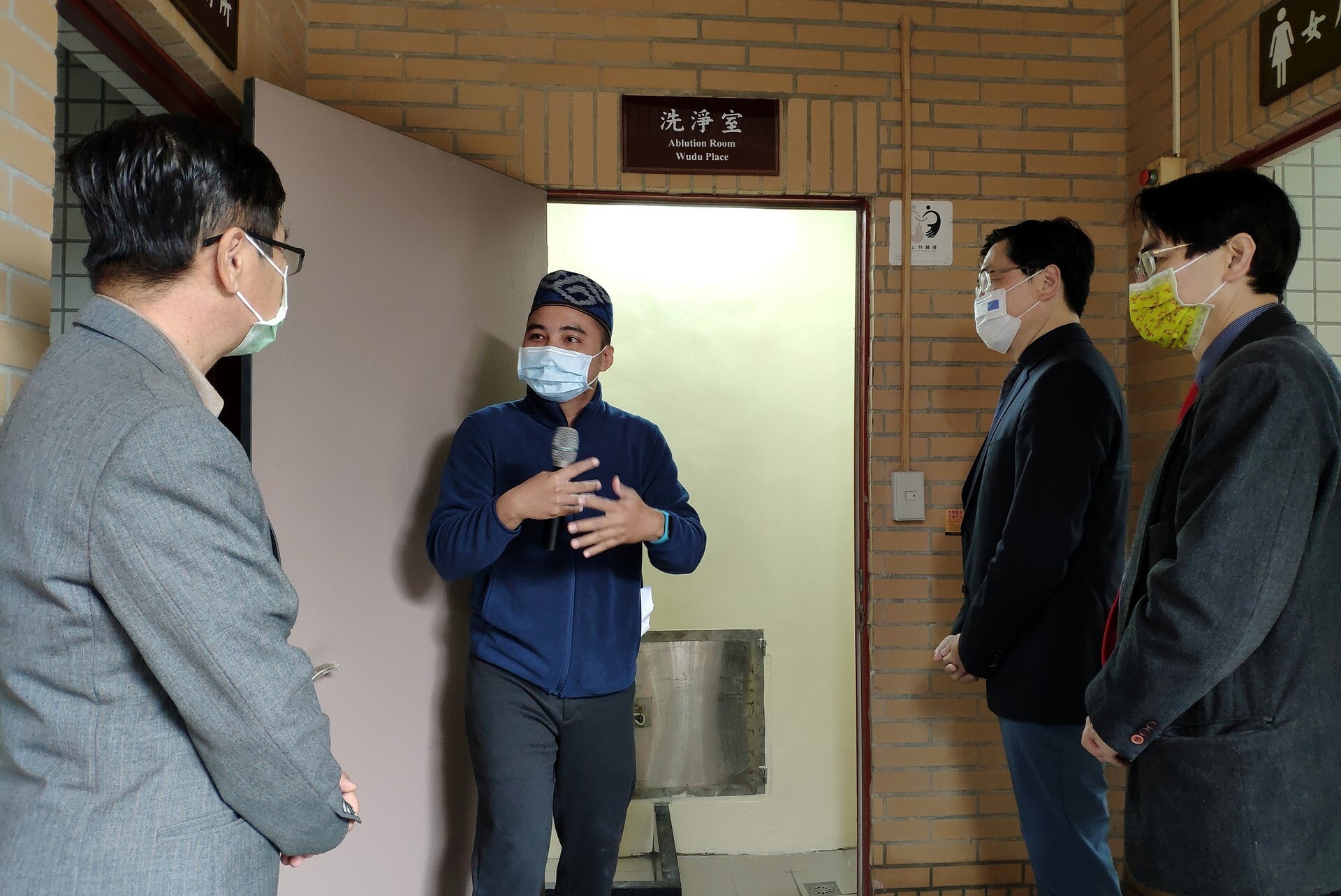 設置洗淨室供穆斯林學生祈禱前淨身使用