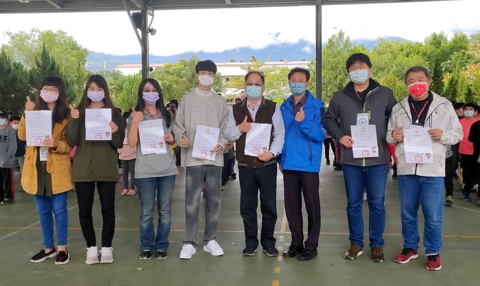 瑞穗國小董政欽校長頒發感謝狀給計畫主持人古智雄教授及團隊成員