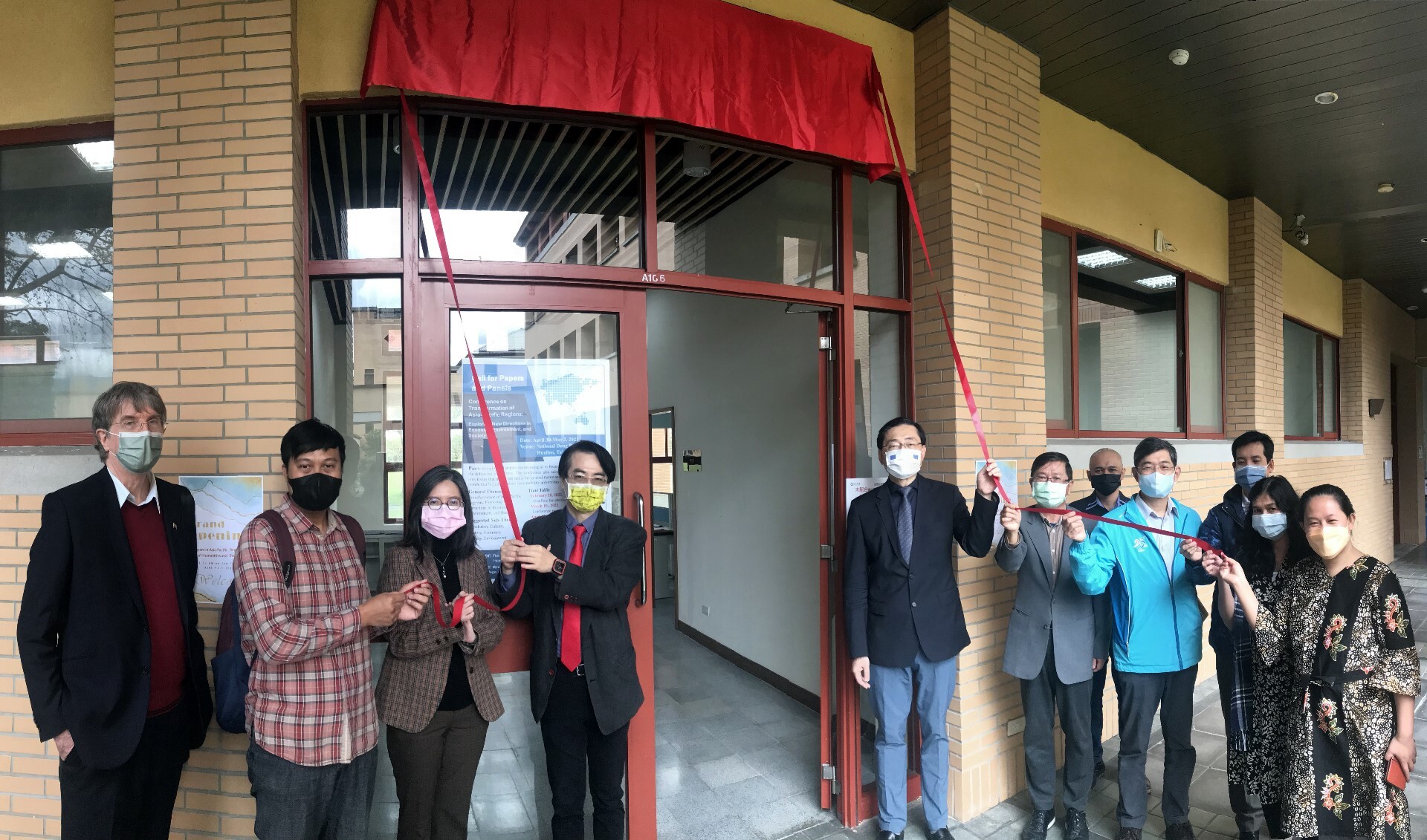 校長、副校長與王主任和學生共同為班級新空間揭幕
