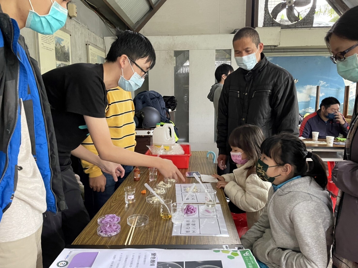小朋友們在「變色麵條」關卡中認真聽關主講解