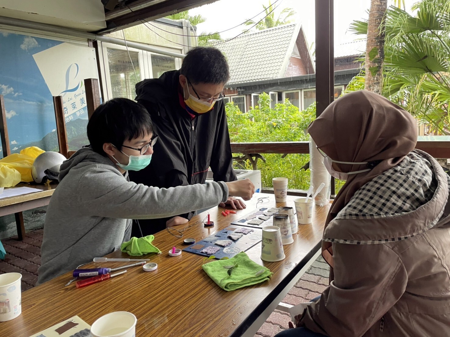 「蓮葉效應」關卡中關主們帶領民眾認識疏水性