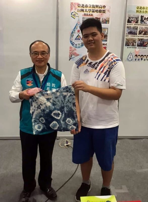 臺北教育博覽會報告北投學與臺北市曾燦金教育局長合照