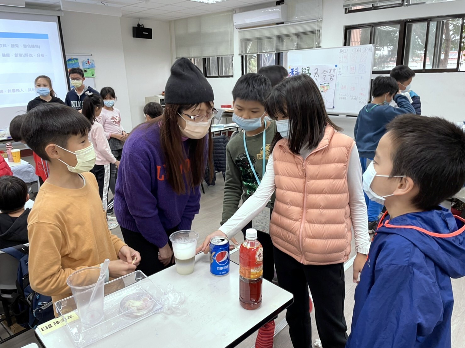 楊悠娟老師聽小朋友們講解創意料理的設計理念