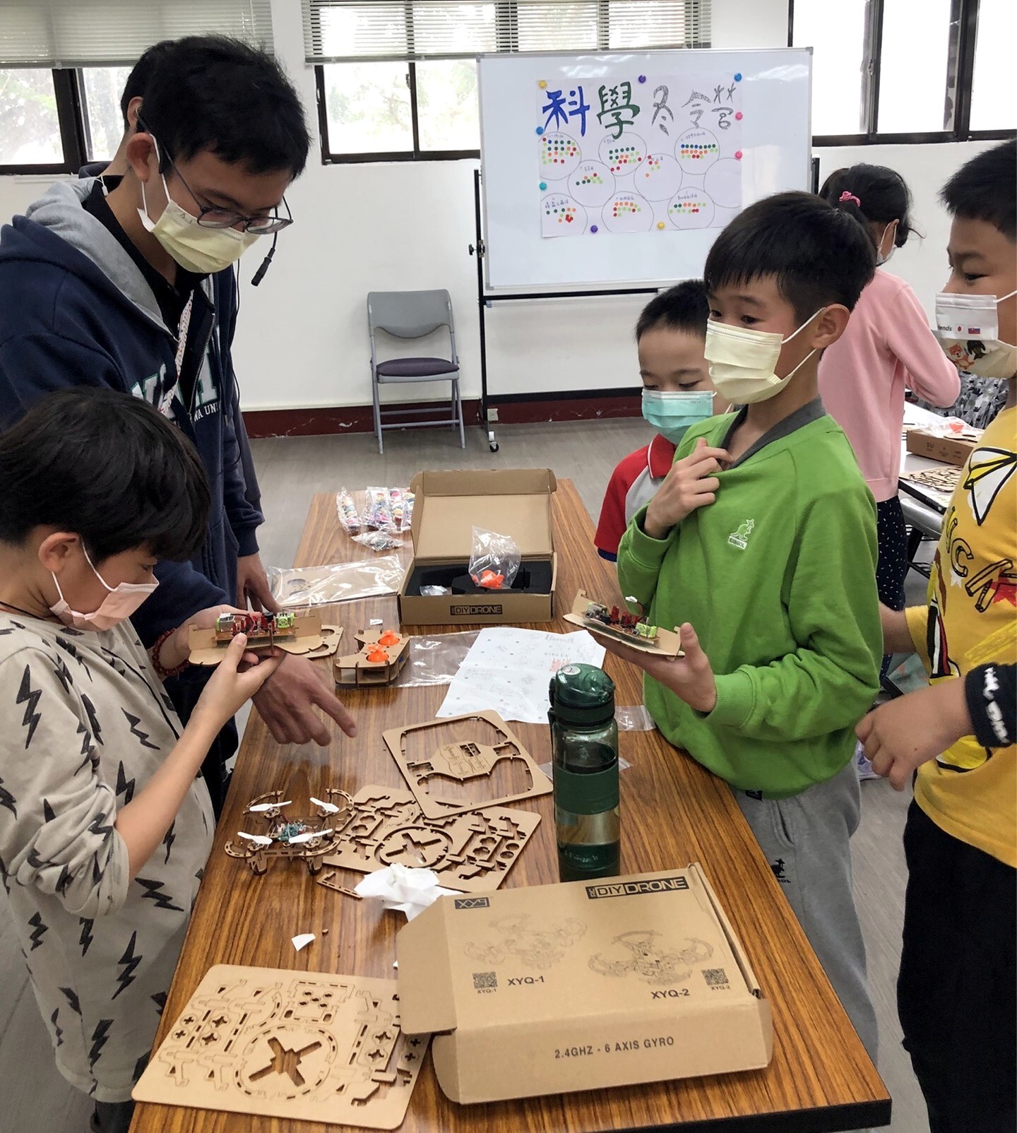 劉俊佑老師檢查無人機組裝成果