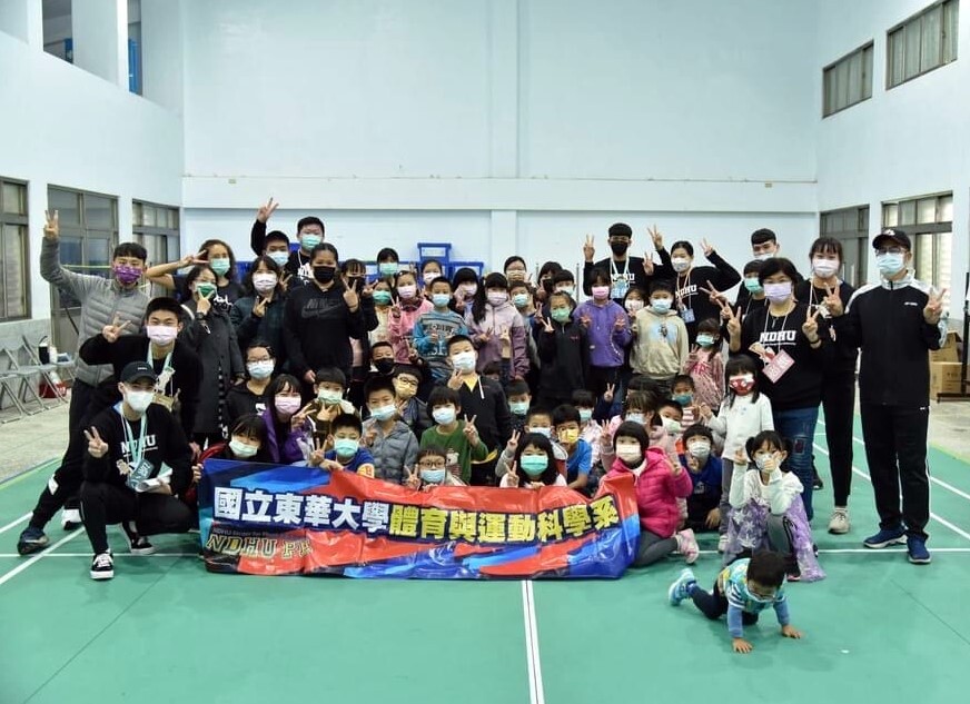 綠島國小趙校長率領全校師生與東華大學體育與運動科學系合照