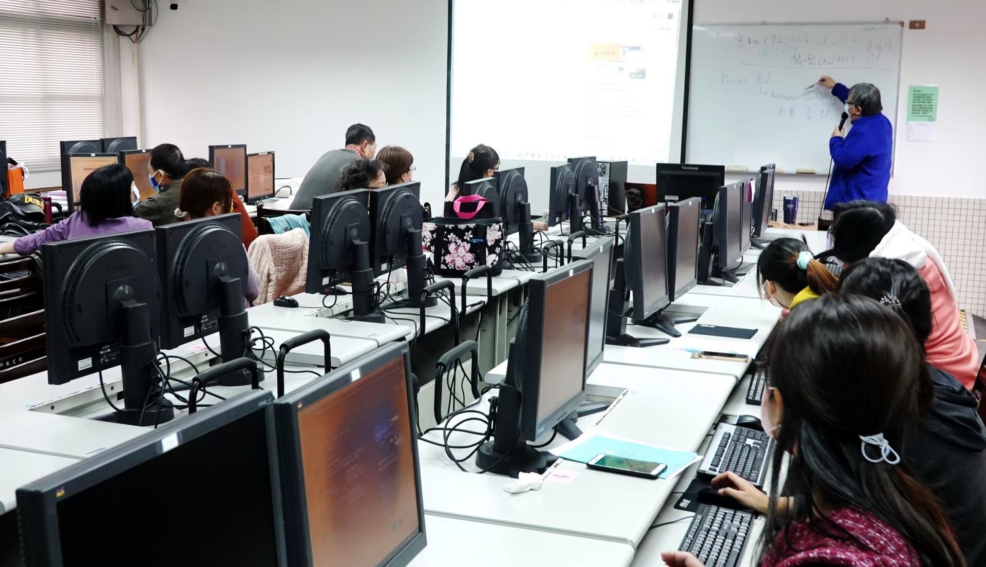 東華大學創新研究園區管理處開設之「商業班大數據課程」上課情形