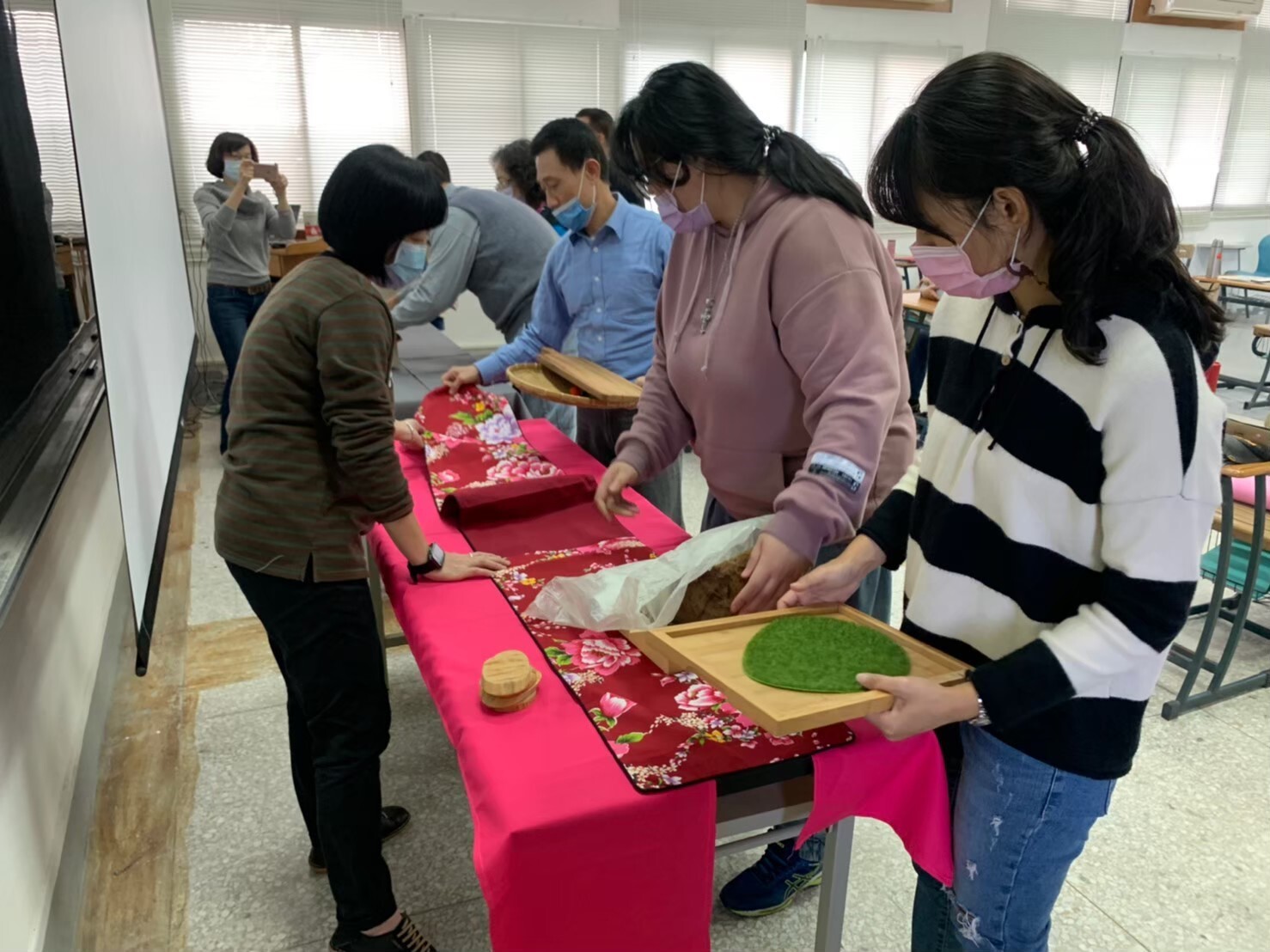 東華大學創新研究園區管理處開設之商業班學員學習擺設布置