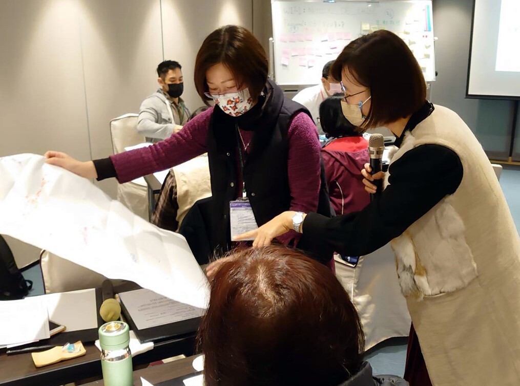 宜蘭大學官淑蕙老師實際帶領學員老師們分組演練BOPPPS教學模組