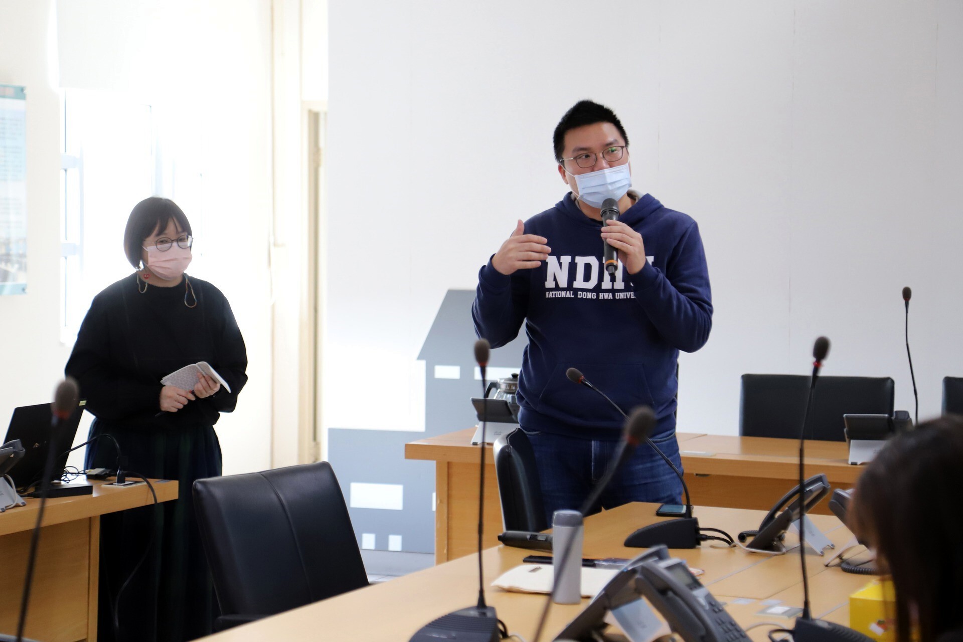 東華大學民族語言與傳播學系黃毓超副教授與國際企業學系陳怡廷副教授分享跨域共授磨課師經驗