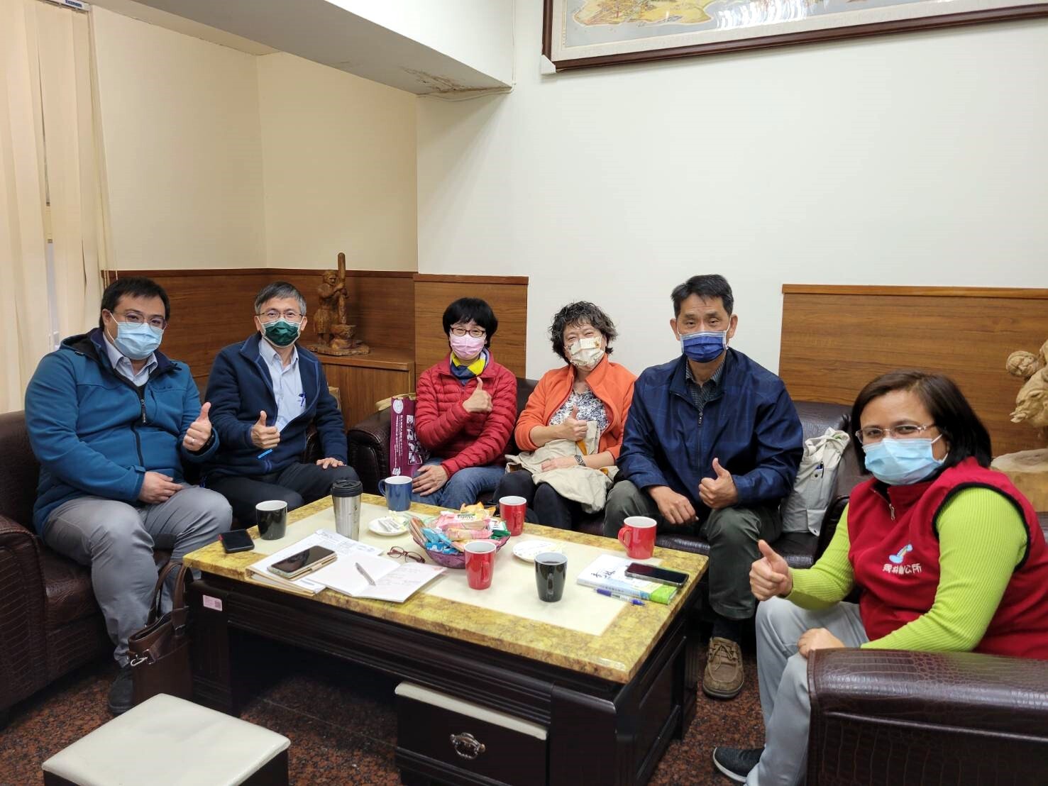 東華大學徐輝明副校長與秀林鄉王玫瑰鄉長共同討論秀林鄉未來發展規劃與會人員合照。