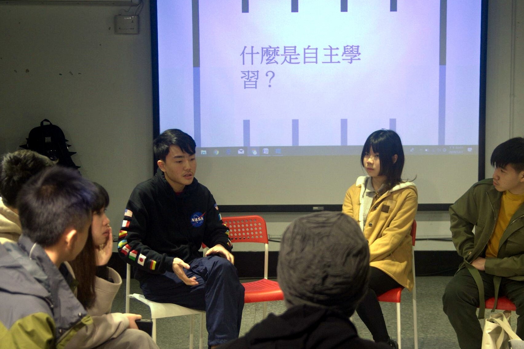 曹立寬同學在學習者向前走團隊中引領大家開放式討論
